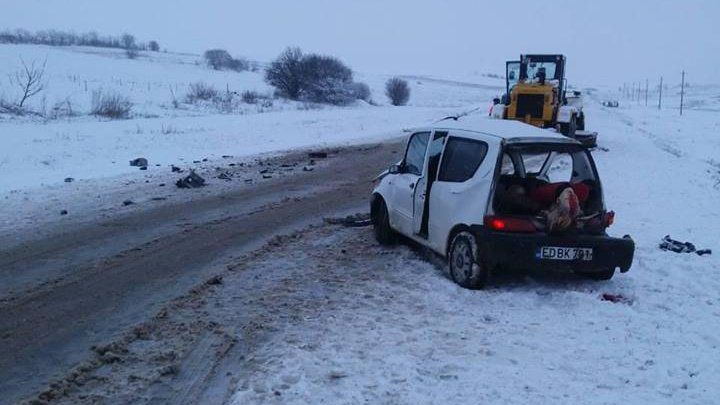 Două persoane au murit într-un grav accident la Telenești. Automobilul în care se aflau, făcut zob