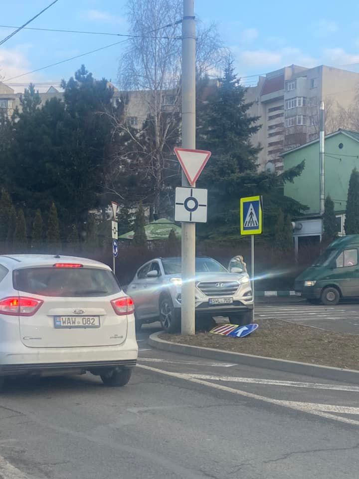 В Кишиневе из-за жесткой аварии автомобиль сбил дорожный знак