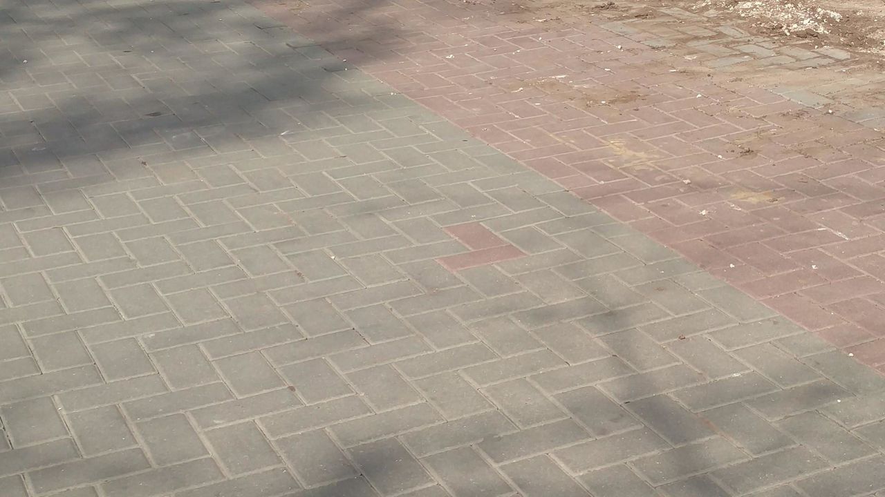 В центре Кишинева странно выкладывают плитку