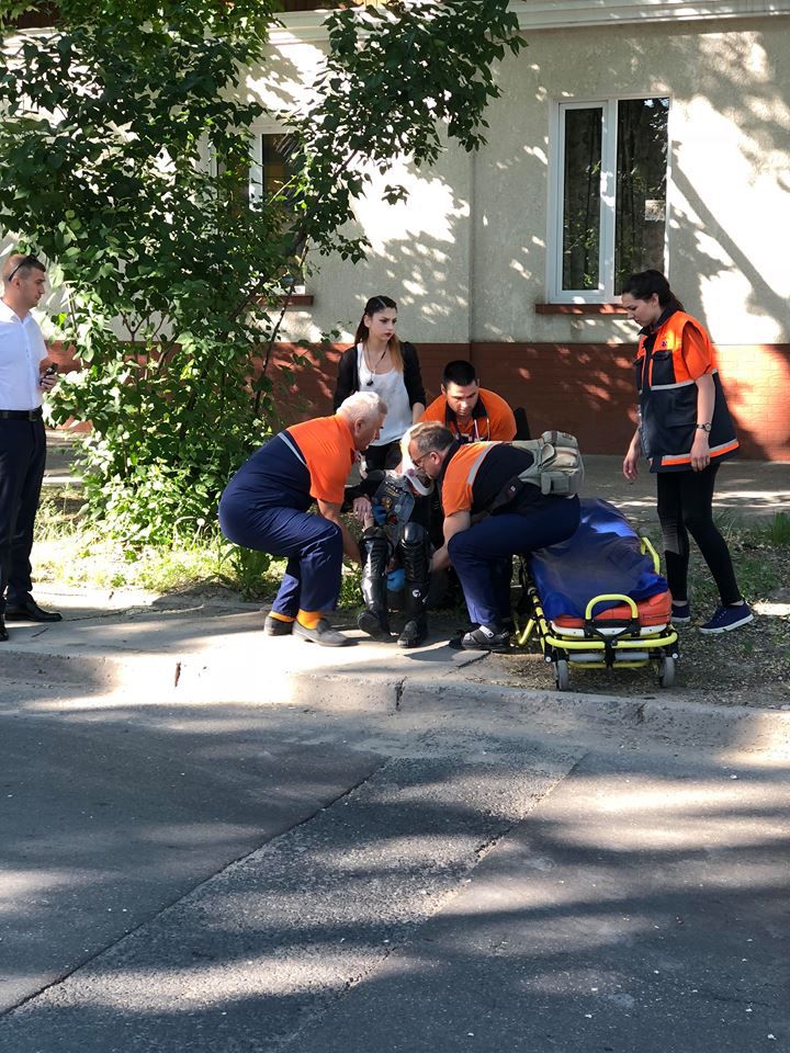 В Кишиневе ехавшая на мотоцикле девушка попала в ДТП