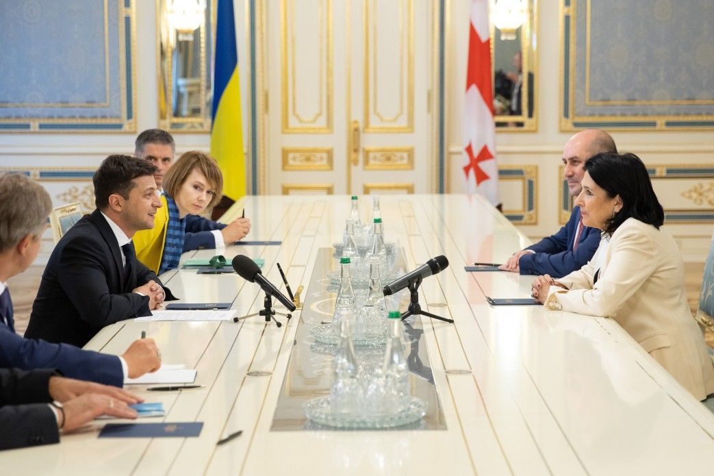 Зеленский в первую очередь поговорил с президентом Грузии