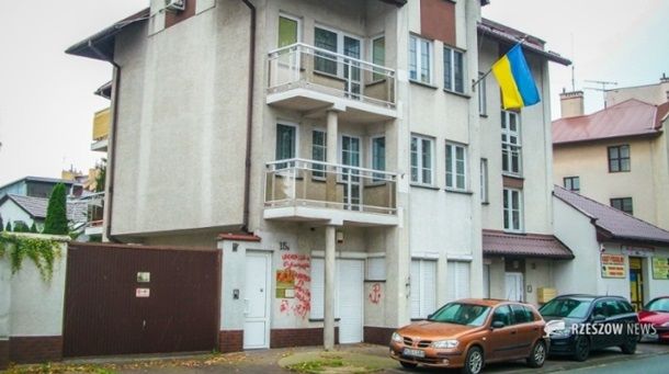 В Польше вандал разрисовал консульство Украины