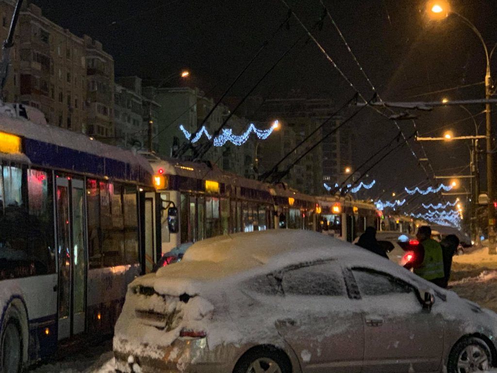 В столице неверно припаркованное авто заблокировало движение троллейбусов