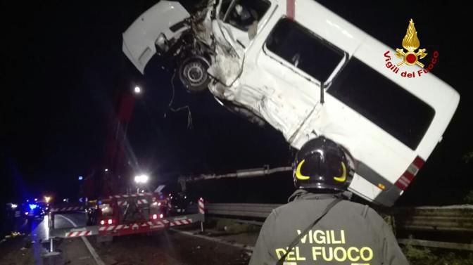 Opt români, răniţi în urma unui accident rutier în nordul Italiei
