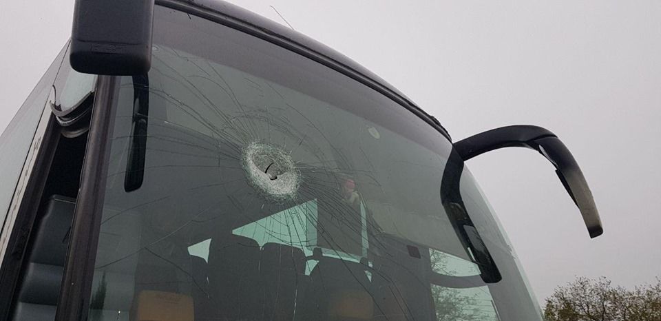 На Украине закидали камнями автобус с участниками акции, посвящённой 9 Мая