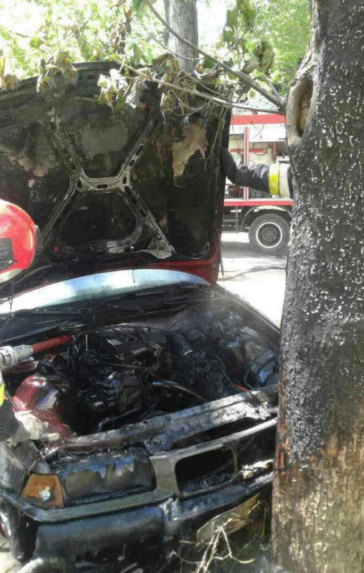 Alertă în Capitală! Un automobil, cuprins de flăcări în timp ce şoferul a pornit motorul