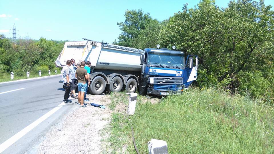 На Балканском шоссе Mercedes столкнулся с грузовиком