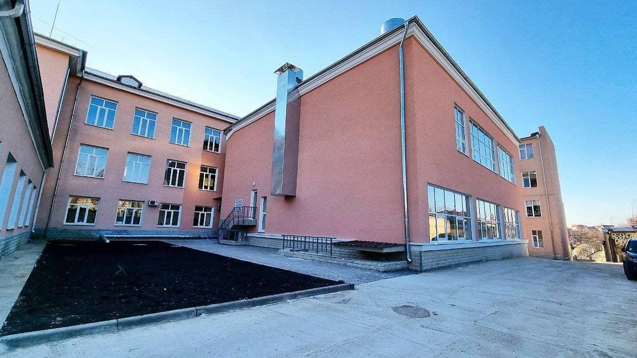 В столичном лицее обустроили тренажерный и актовый залы