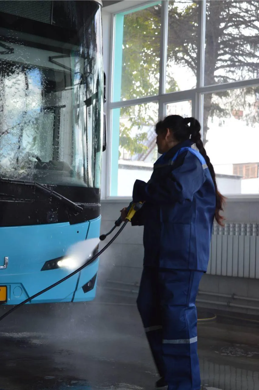 В столичных автобусах ежедневно проводят уборку и дезинфекцию