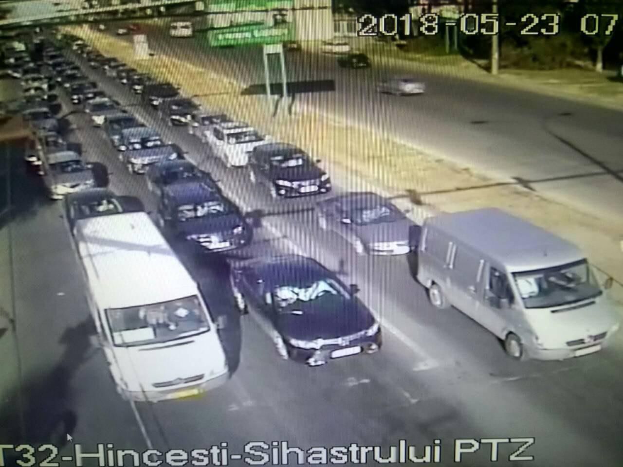 Служба InfoTrafic рекомендует водителям избегать некоторых улиц Кишинева