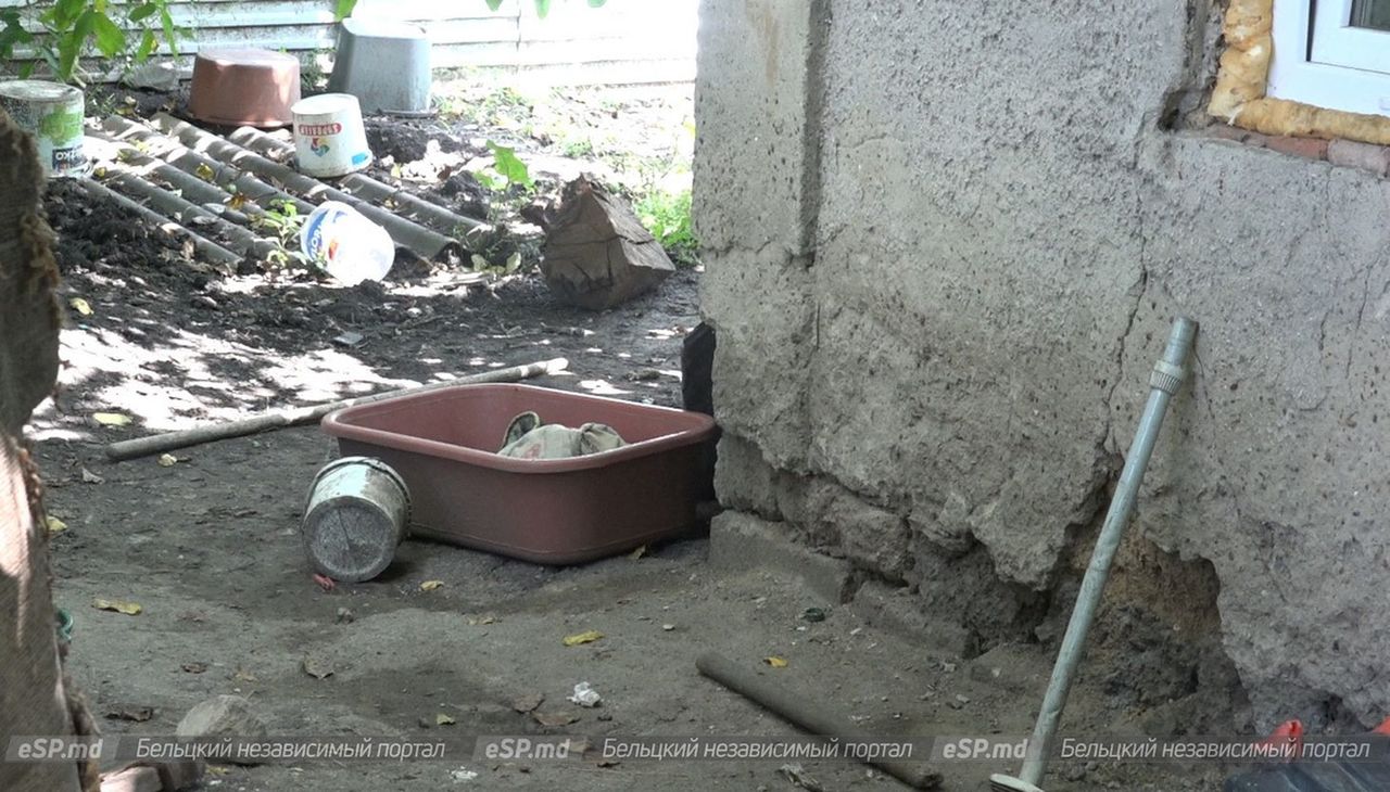 В Бельцах пятеро детей живут в ужасных условиях, забрать их из семьи нельзя по закону