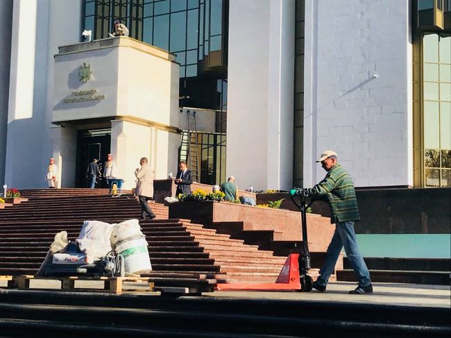 В здании Президентуры идут последние приготовления к завтрашнему открытию