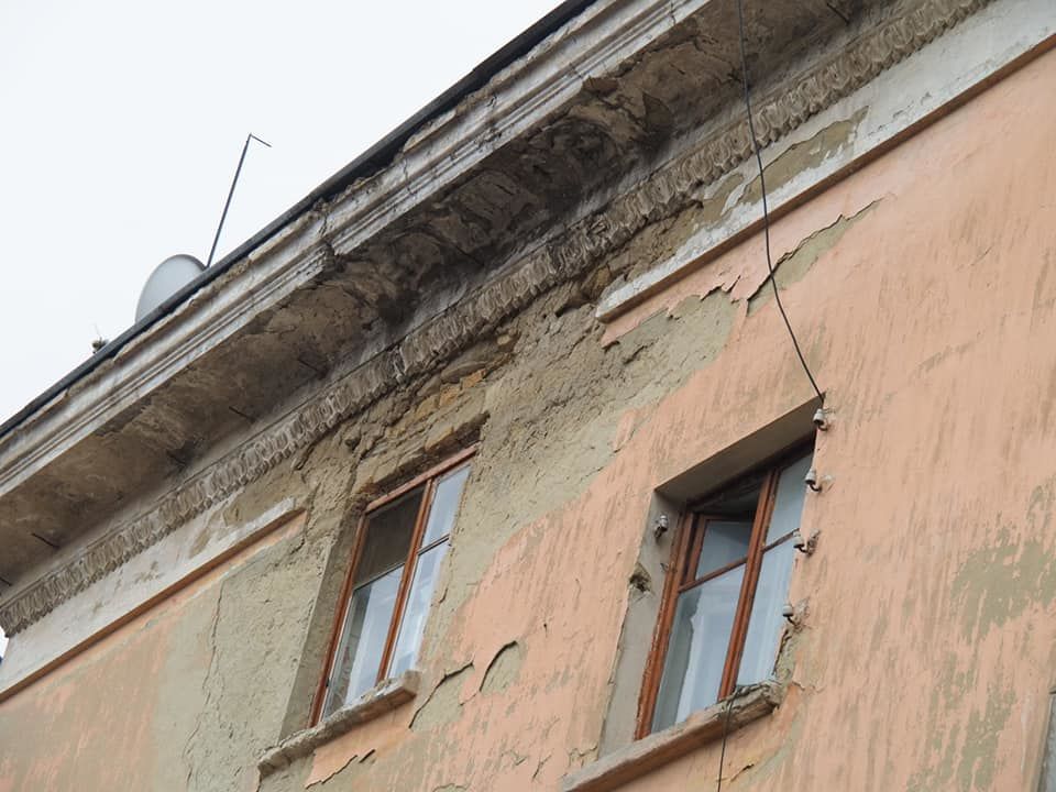 Жильцы дома в столице: Отколовшиеся куски фасада приведут к трагедии
