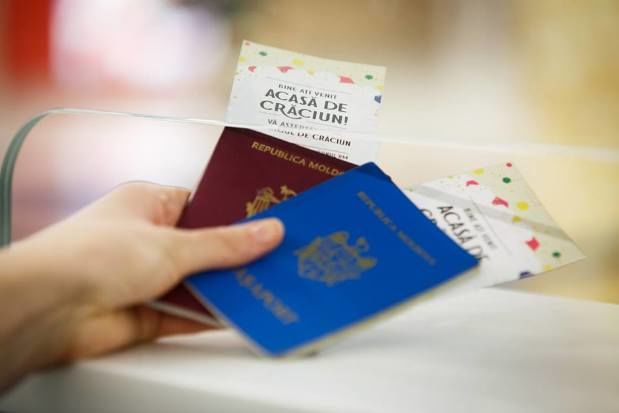 Promovare a Târgului de Crăciun la frontieră! Persoanele care intră pe teritoriul Republii Moldova primesc invitațiile în pașaport