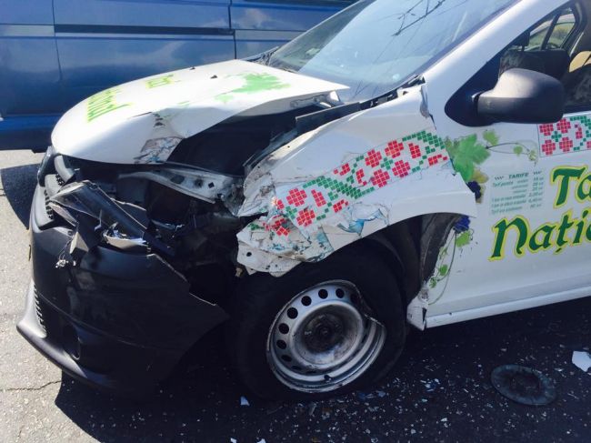 Accident in sectorul Ciocana al capitalei: doua autovehicule s-au ciocnit frontal. In zona s-a format ambuteiaj