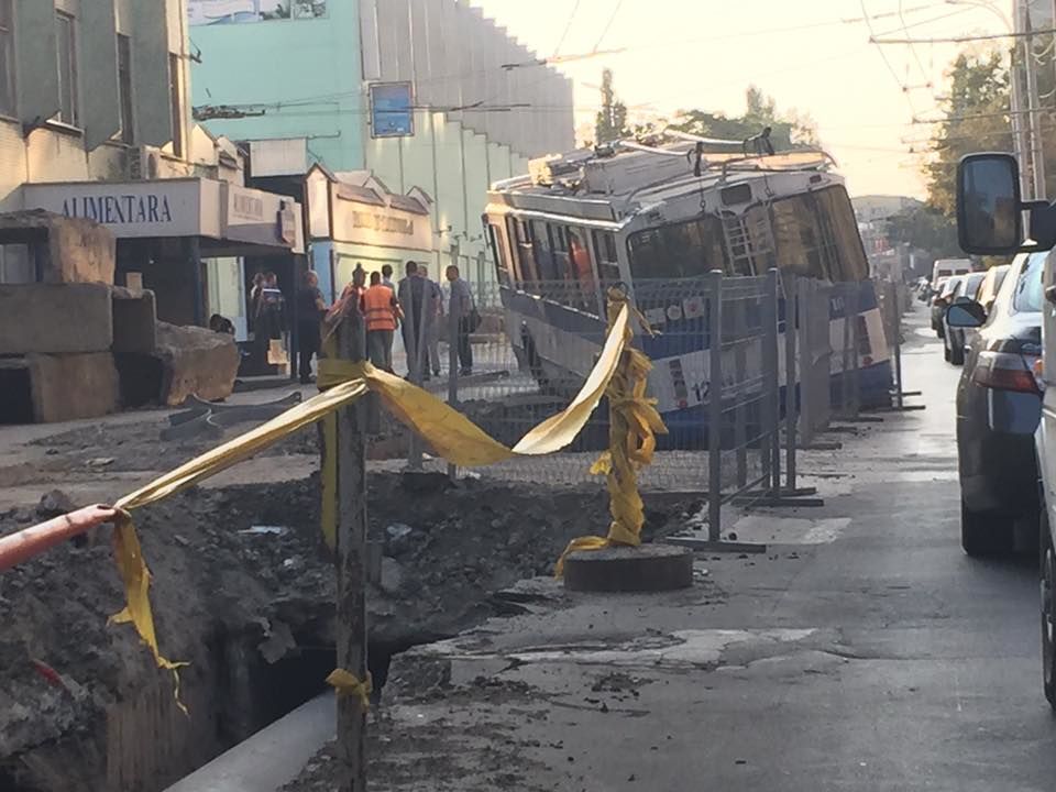 Un troleibuz a căzut într-un şanţ în această dimineață
