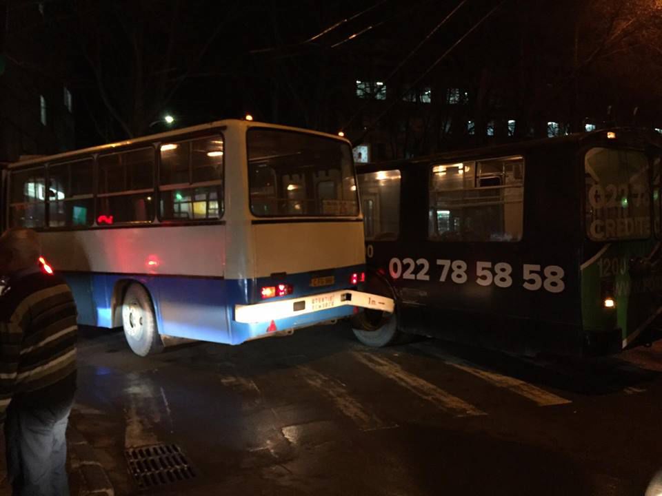 Авария в центре столицы заблокировала на время дорожное движение