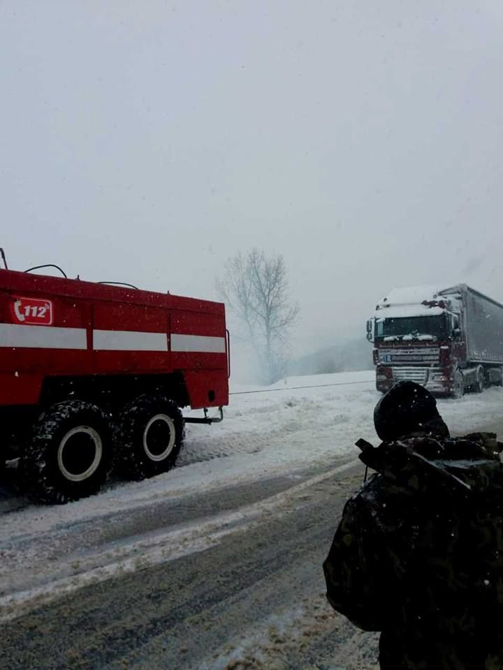 За день спасатели провели 9 операций по освобождению автомобилей из снежного плена