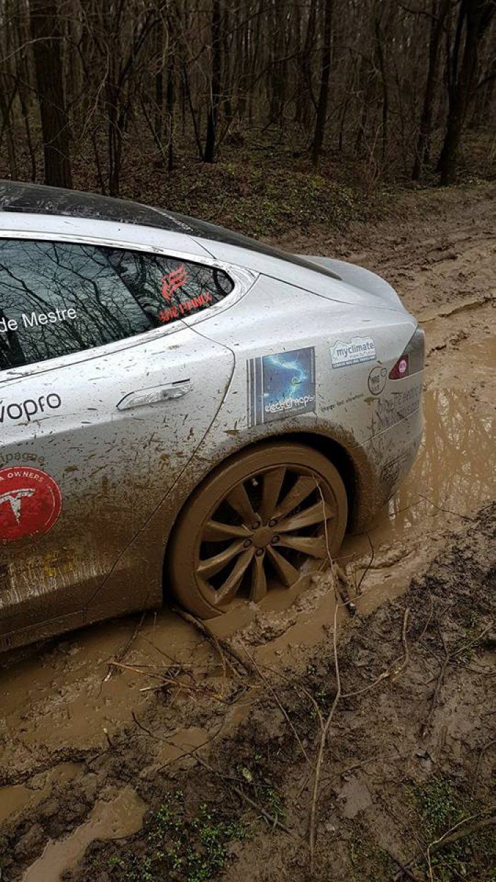 Ghinion pentru un șofer de Tesla. Ce a pățit după ce s-a lăsat ghidat de GPS