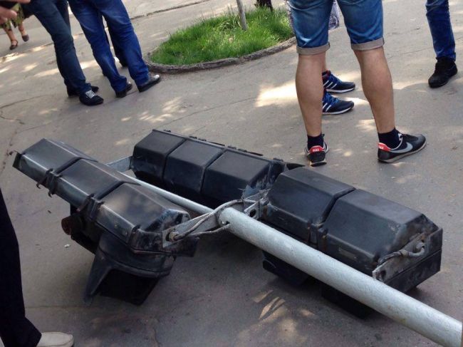Un sofer din capitala a doborat cu BMW-ul un semafor dupa ce s-a ciocnit violent cu o ambulanta