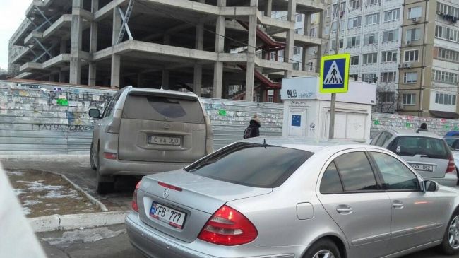 Пешеходы жалуются на водителей, которые паркуются где хотят