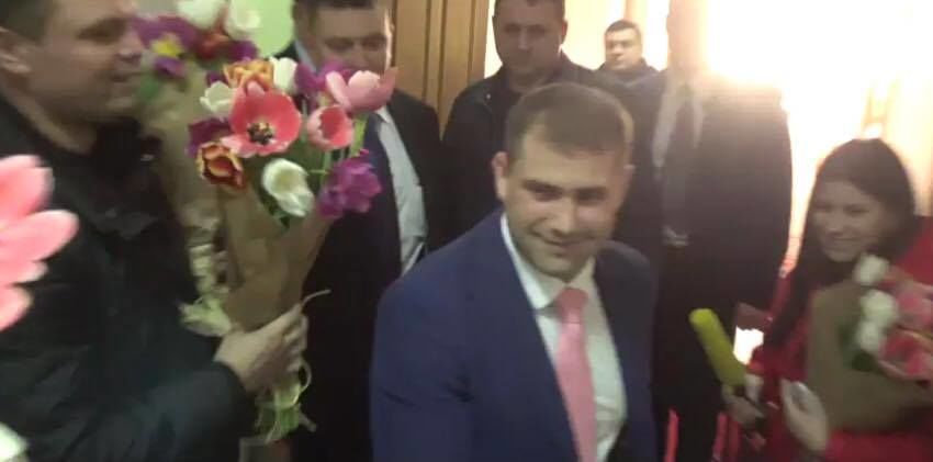 Мэр Оргеева Илан Шор подарил женщинам цветы