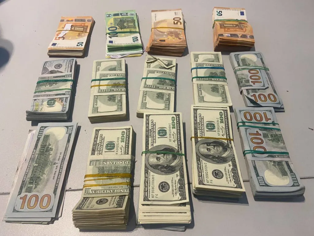 В аэропорту Кишинёва конфисковали незадекларированную валюту: $91 400 и €15 400