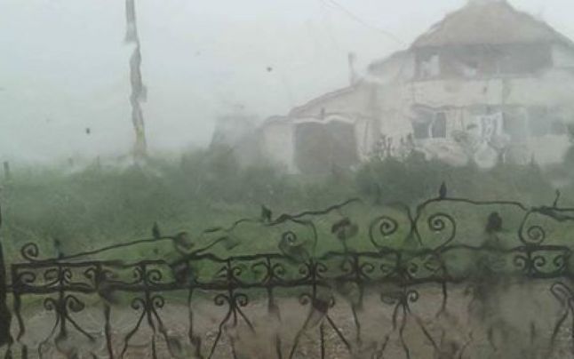 O furtună transformată în tornadă a făcut ravagii într-un sat din Alba. Acoperişul unei case, distrus de vânt