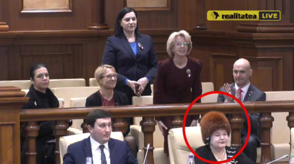 Deputata cu căciulă, în centrul atenţiei la şedinţa Parlamentului