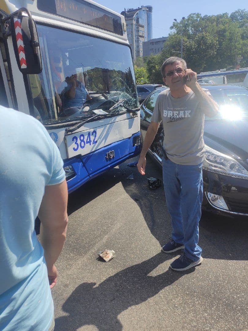 В Кишиневе троллейбус врезался в легковой автомобиль