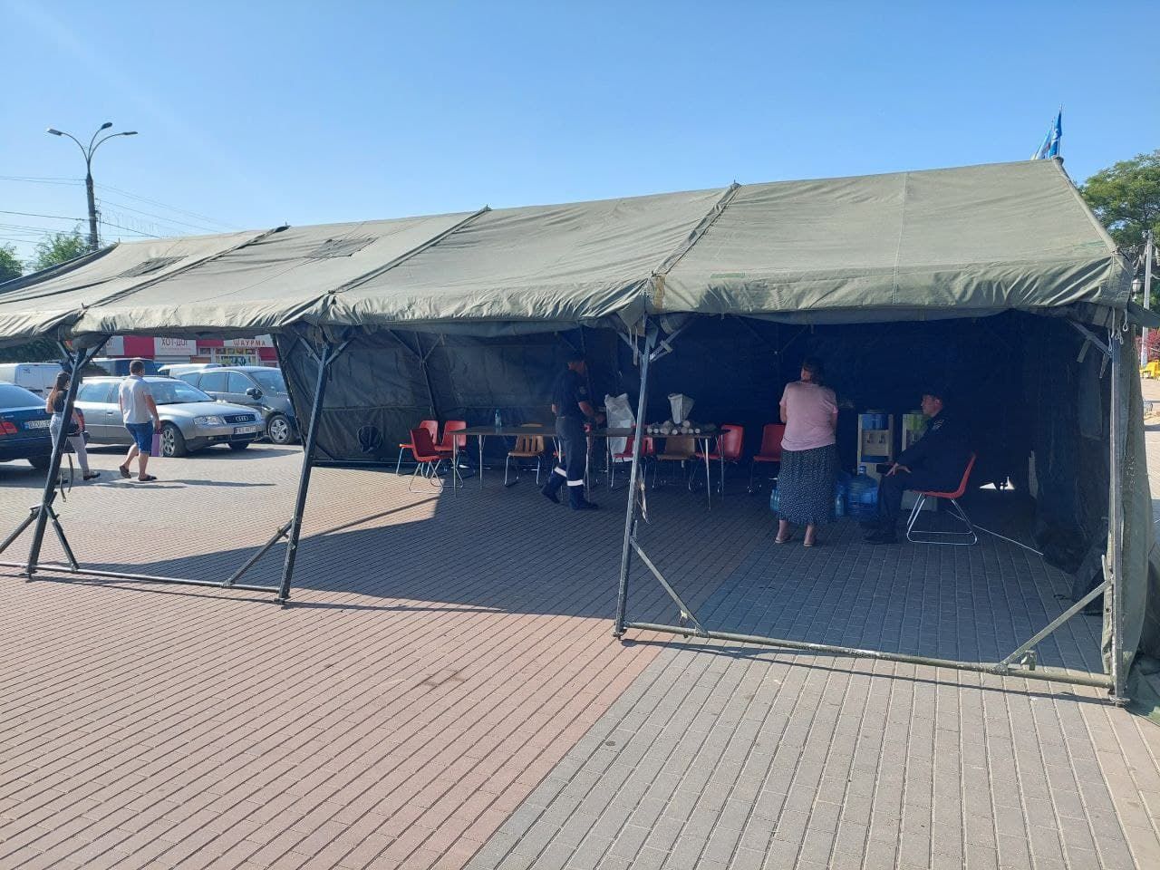 В Комрате установили палатку, где люди могут выпить воды и отдохнуть