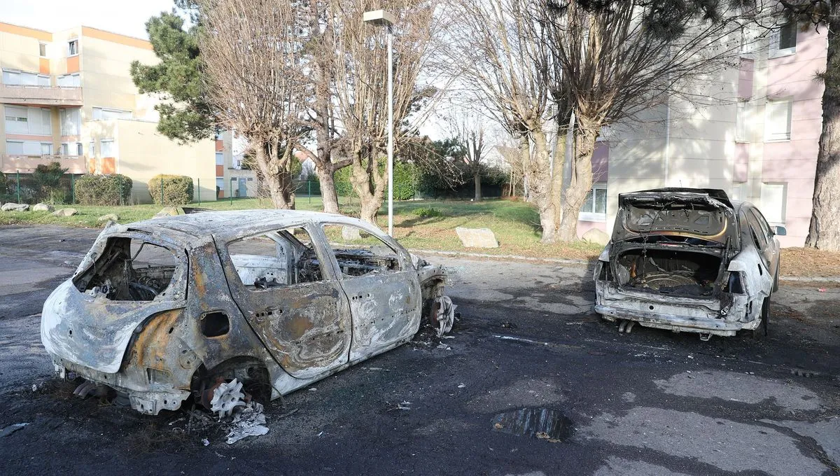Во Франции в новогоднюю ночь сожгли почти тысячу автомобилей