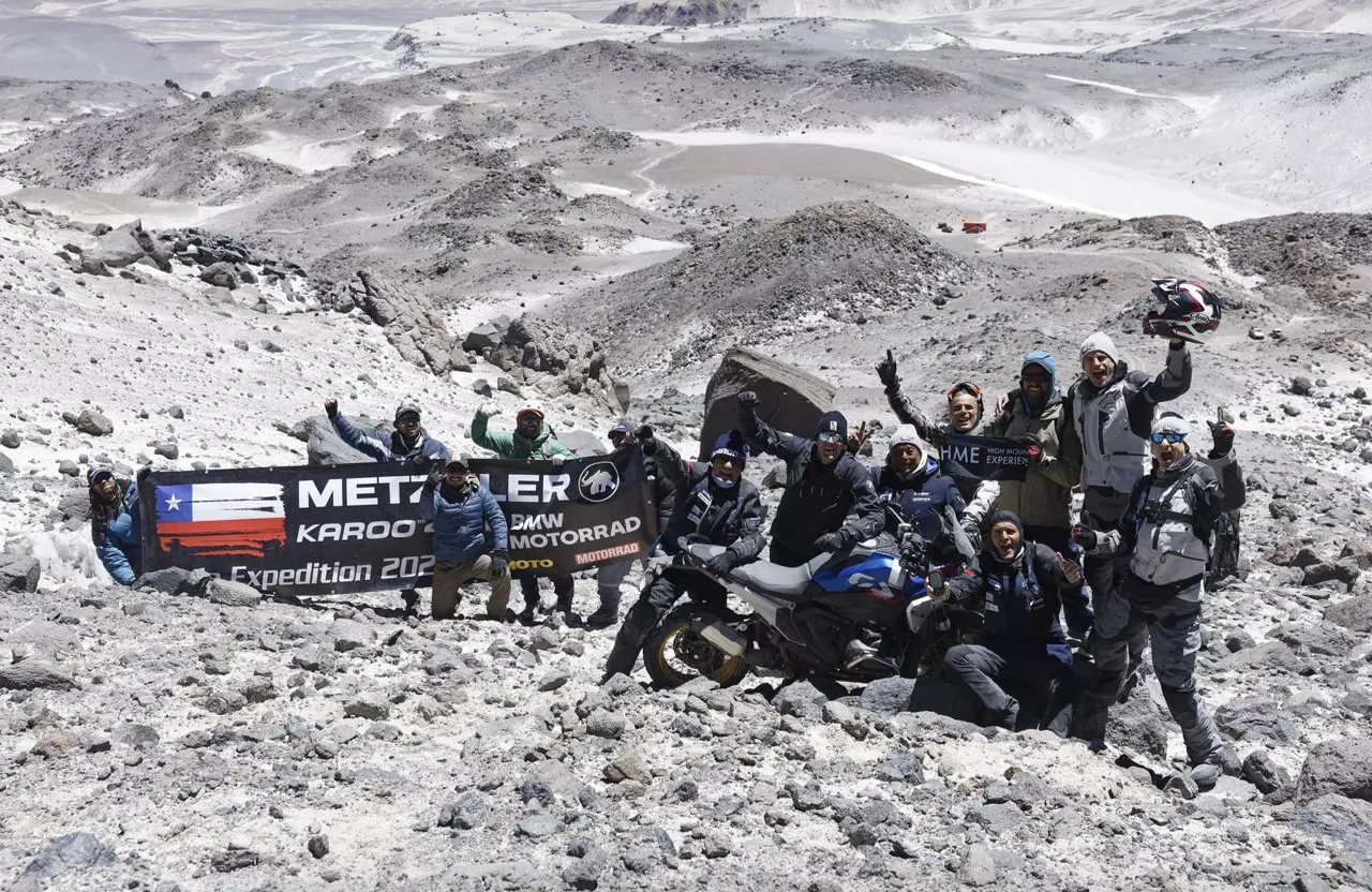 Серийный BMW R 1300 GS поднялся на самый высокий действующий вулкан