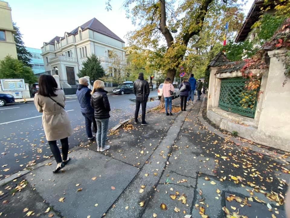 В Румынии граждане Молдовы выстроились в очередь, чтобы проголосовать