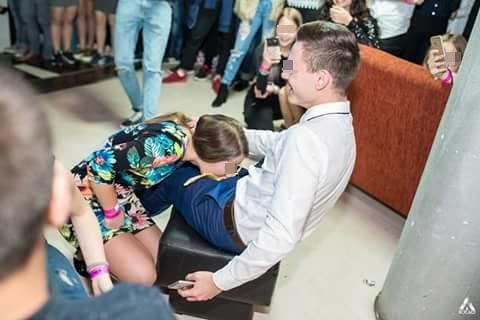 Scene XXX la balul bobocilor: Mimări de sex oral și alcool din plin