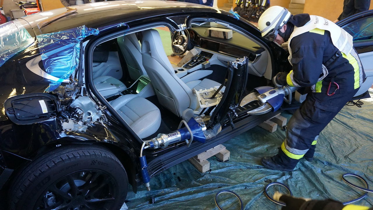 В Германии публично разрезали Porsche Panamera