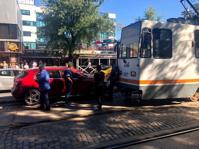 В Бухаресте автоледи заблокировала движение трамваев