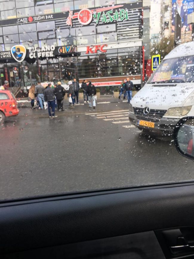 На Рышкановке автомобиль сбил женщину на пешеходном переходе