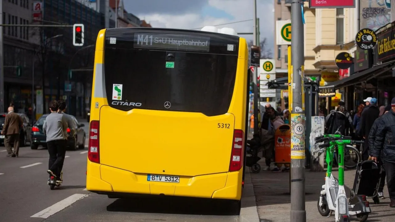 Un sirian l-a înjunghiat pe un pasager în gât la o stație de autobuz din Berlin, apoi a atacat o femeie