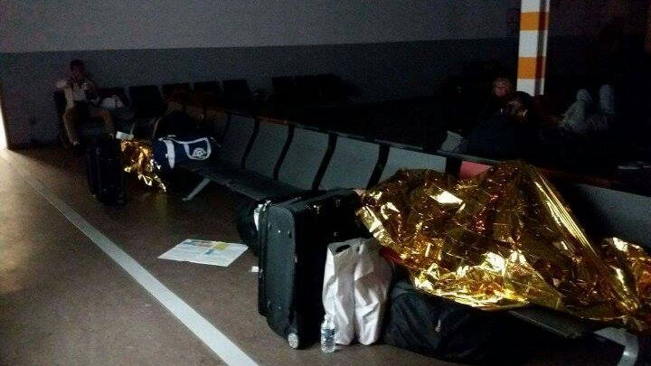 Cetăţeni moldoveni, blocați pe un aeroport din Franţa. De mai bine de 20 de ore aşteaptă aeronava care să-i aducă acasă