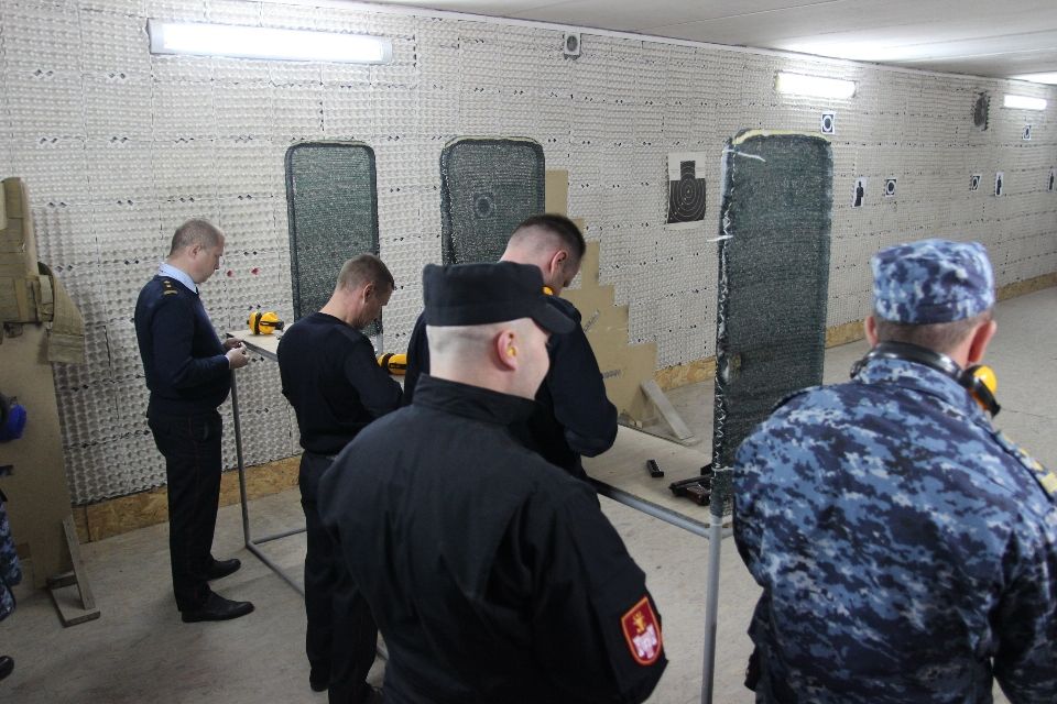 Сотрудники администрации пенитенциаров продемонстрировали свои навыки стрельбы
