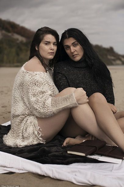Модели plus-size снялись в купальниках для глянца