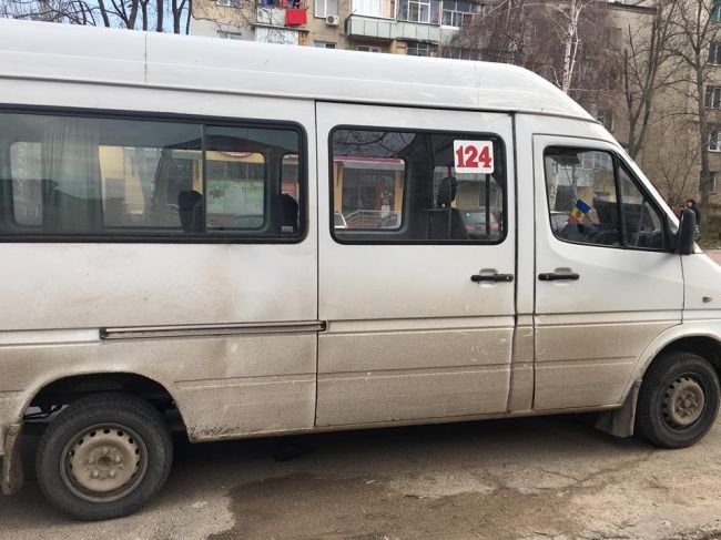 Panică în Capitală: Un microbuz a luat foc