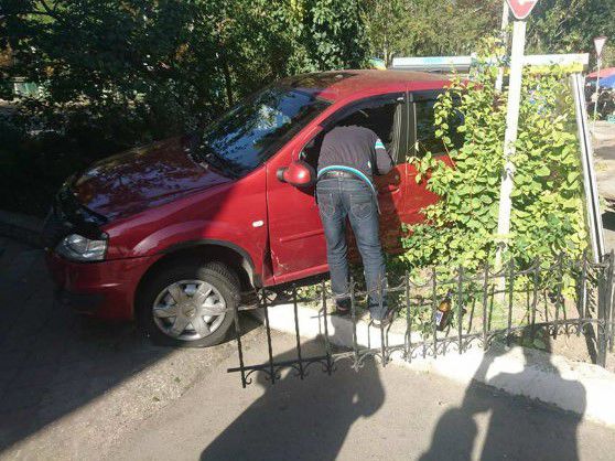Accident mai puțin obișnuit la Buiucani: O Dacia a intrat cu viteză într-o grădină cu flori. Șoferul ar fi beat și drogat
