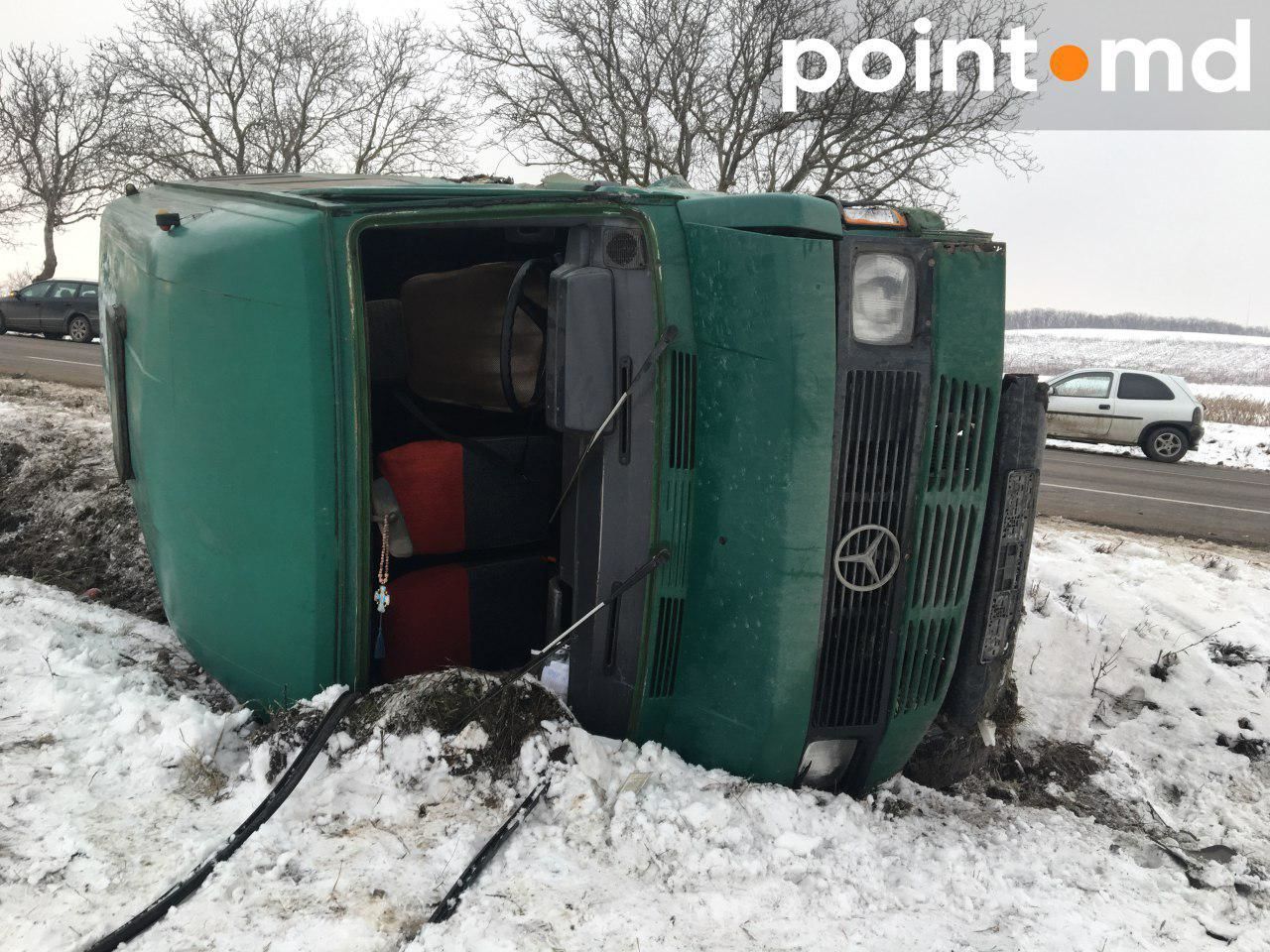 Авария вблизи Бельц: два автомобиля вылетели в кювет и перевернулись