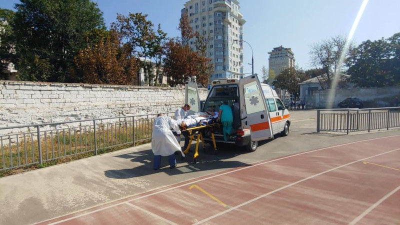 Экипаж SMURD доставил из Окницы в Кишинев мужчину в тяжелом состоянии