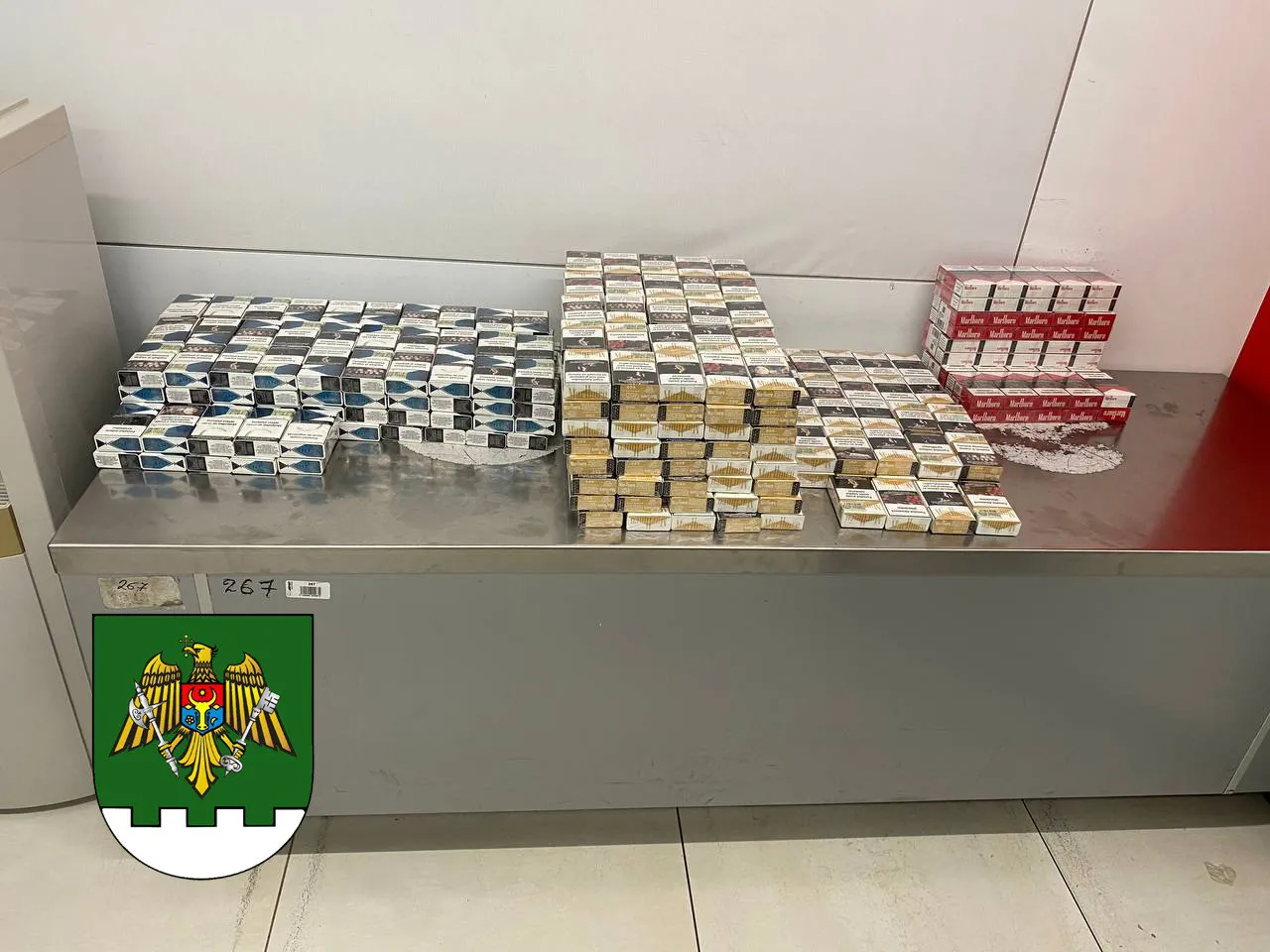 У пассажира в аэропорту Кишинева обнаружили полный чемодан сигарет