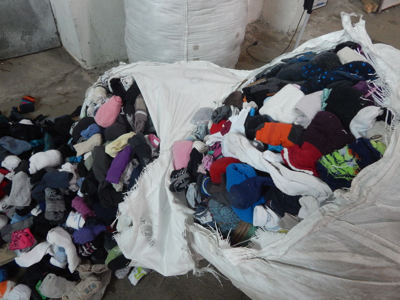 A încercat să aducă ilegal în Moldova peste 300 de kilograme de ciorapi second hand