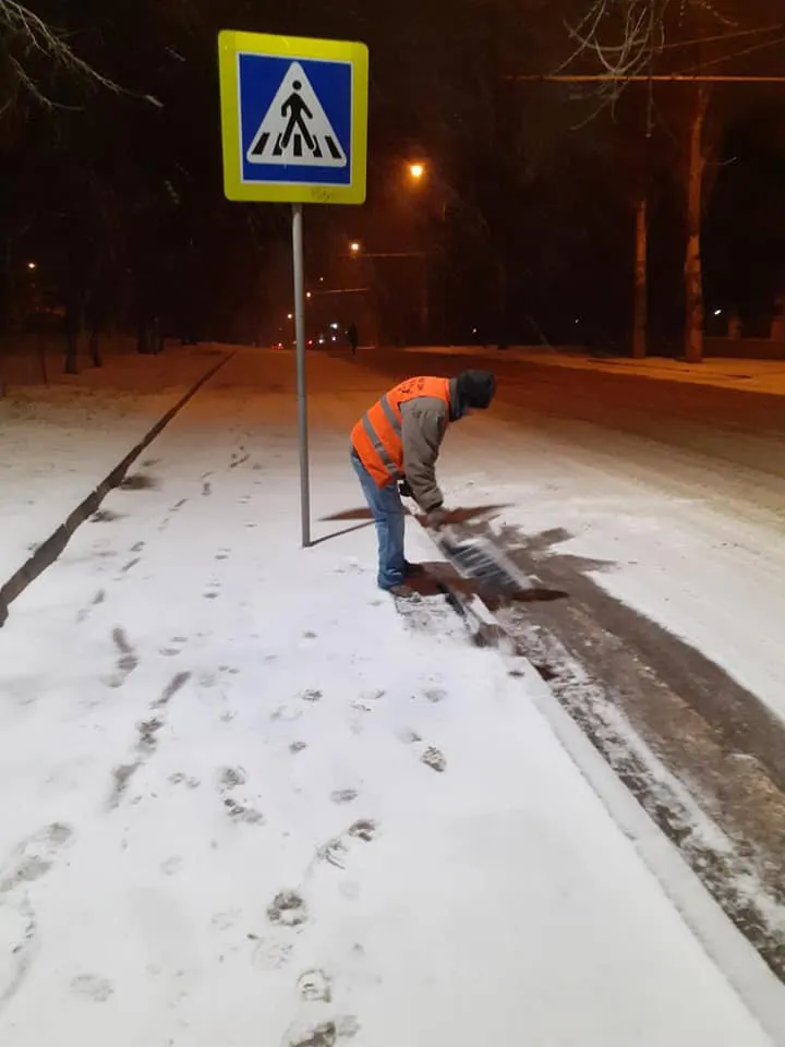 Всю ночь городские службы расчищали от снега улицы столицы