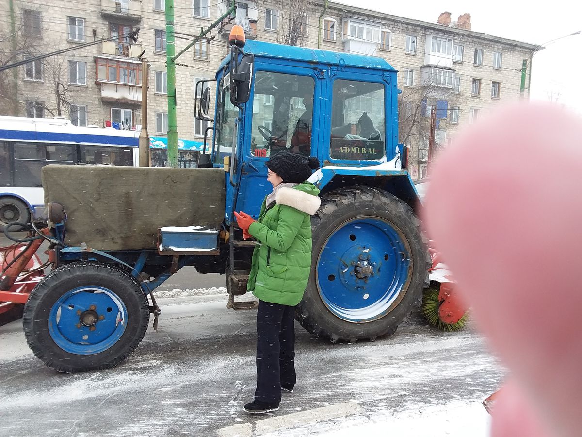 Сильвию Раду заметили среди снегоуборочной техники